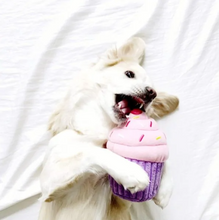 Charger l'image dans la galerie, Jouet pour chien peluche Zippy Paws - Cupcake rose
