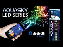 Charger et lire la vidéo dans la visionneuse de la Galerie, Rampe d’éclairage à DEL Aquasky Fluval avec fonctionnalité Bluetooth, 18 W, 61-91 cm (24-36 po)