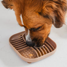 Charger l'image dans la galerie, Dexypaws Tapis de léchage en silicone "Cache-cache" à alimentation lente - Carré - Affogato
