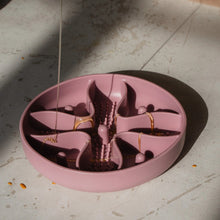 Charger l'image dans la galerie, Dexypaws Tapis de léchage en silicone "Cache-cache" à alimentation lente - Cercle - Rose poudré
