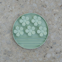 Charger l'image dans la galerie, Dexypaws Tapis de léchage en silicone "Cache-cache" à alimentation lente - Fleurs - Vert sauge
