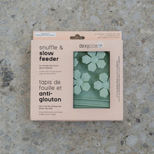 Charger l'image dans la galerie, Dexypaws Tapis de léchage en silicone "Cache-cache" à alimentation lente - Fleurs - Vert sauge
