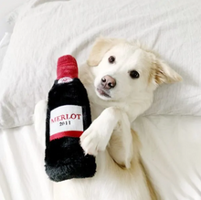 Charger l'image dans la galerie, Jouet pour chien peluche Zippy Paws - Bouteille de vin rouge
