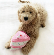 Charger l'image dans la galerie, Jouet pour chien peluche Zippy Paws - Gâteau rose
