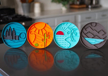 Charger l'image dans la galerie, Messy Mutts Bol d'alimentation en silicone - Bleu à motif de ville

