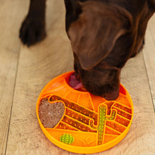 Charger l'image dans la galerie, Messy Mutts Bol d'alimentation en silicone - Orange à motif de désert
