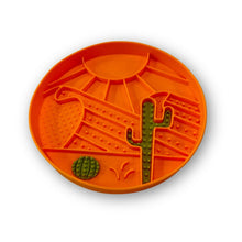 Charger l'image dans la galerie, Messy Mutts Bol d'alimentation en silicone - Orange à motif de désert

