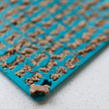 Charger l'image dans la galerie, Messy Mutts Moule à mini friandises en silicone - Pqt de 2 - Orange et bleu
