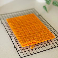 Charger l'image dans la galerie, Messy Mutts Moule à mini friandises en silicone - Pqt de 2 - Orange et bleu
