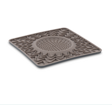 Charger l'image dans la galerie, Messy Mutts Tapis D'alimentation En Silicone Avec Cadre Et Bol Intégré 10"x10" - Gris
